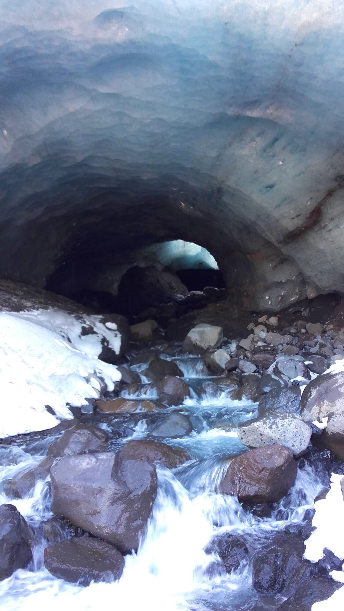 Petite rivière dans le tunnel de glace