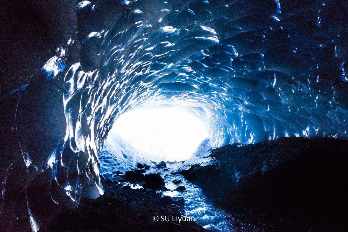 Intérieur de la grotte de glace en Islande