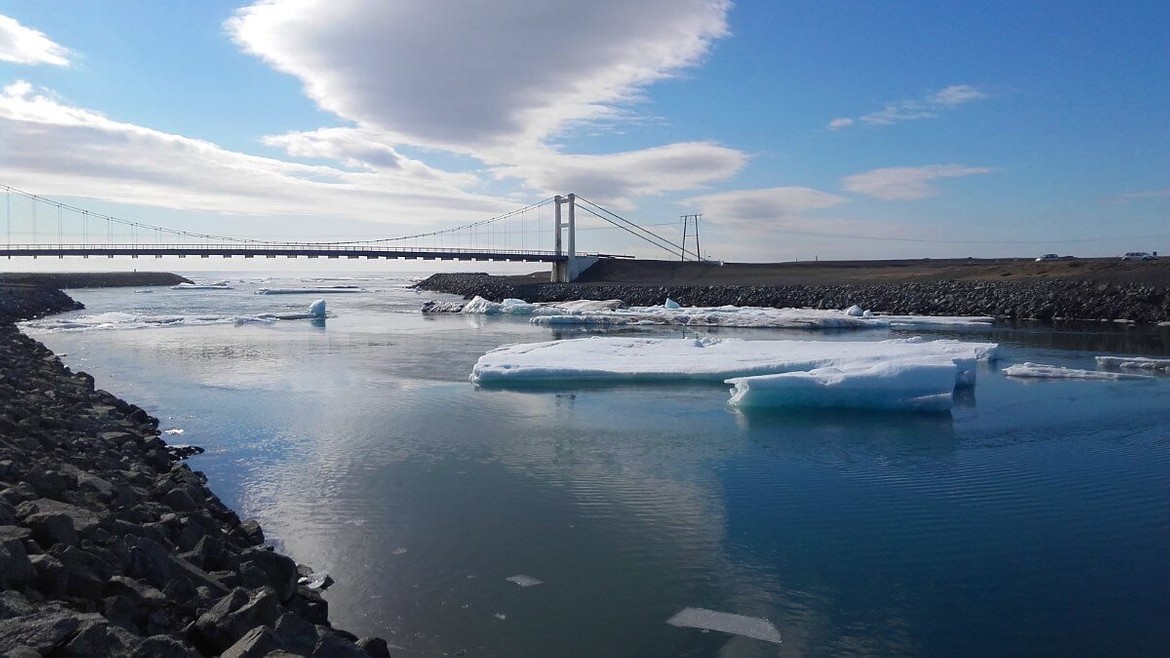 Le pont près du lagoon glacé