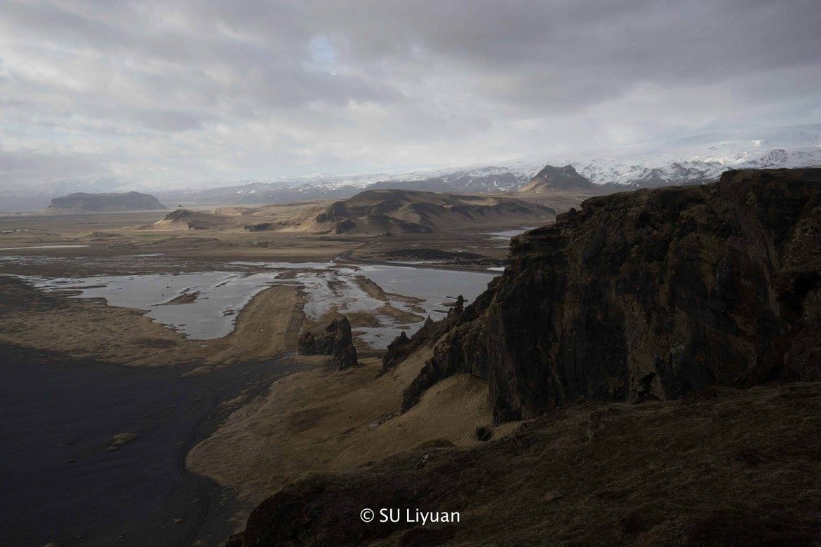 Vue depuis la falaise sur l'Islande