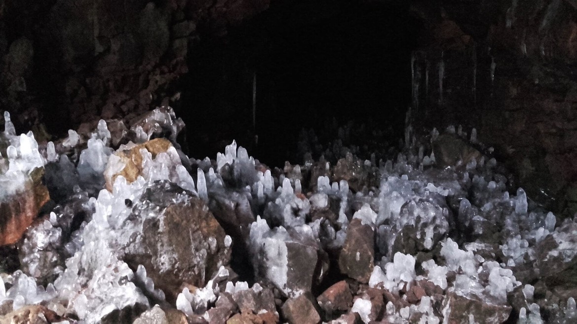 Grotte avec des stalagmites de glace