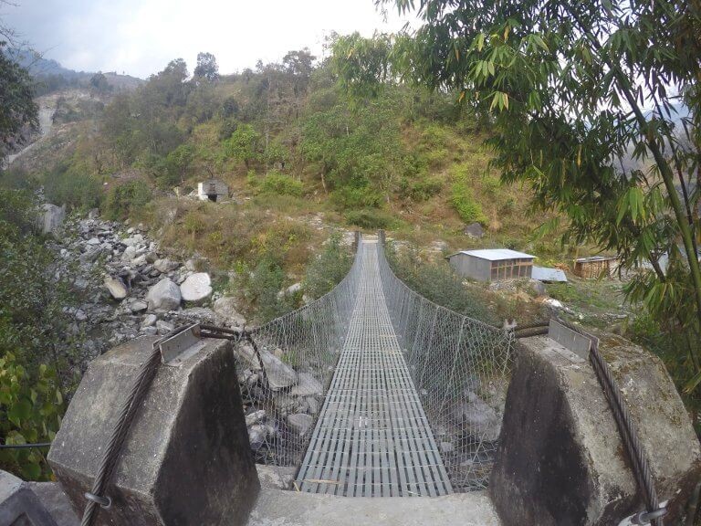 Un pont en métal dans les annapurnas