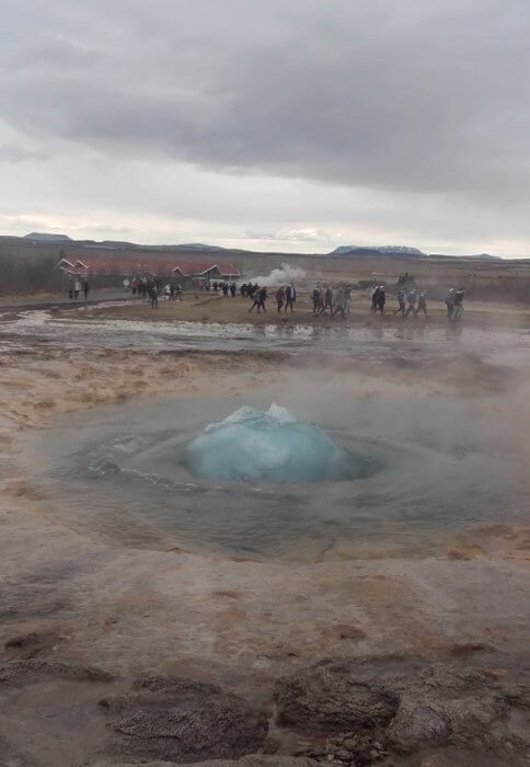 début d'éruption d'un geyser