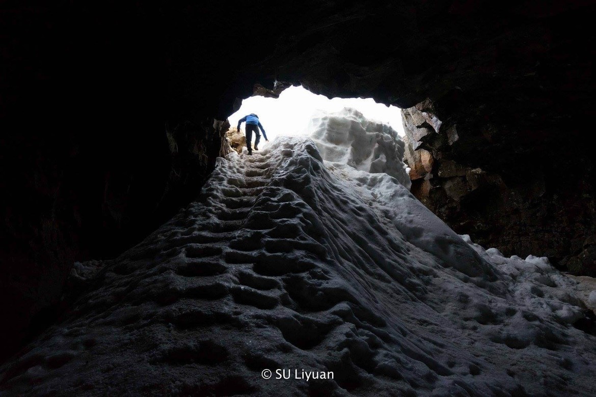 Escalier de neige dans la grotte