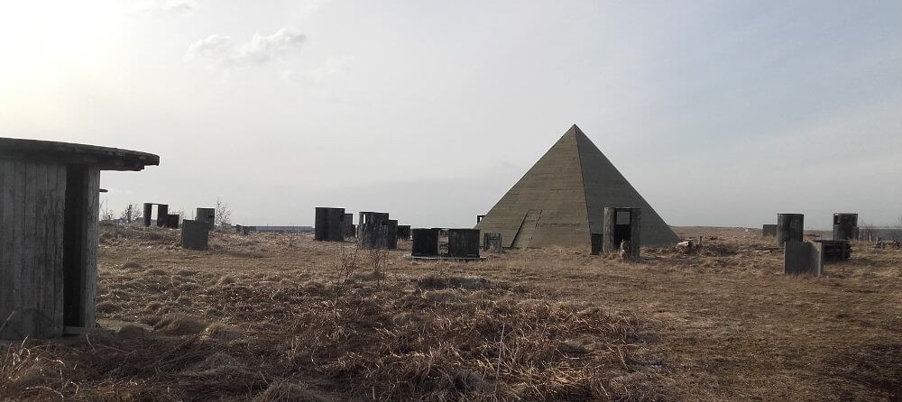 une pyramide dans le parc abandonné