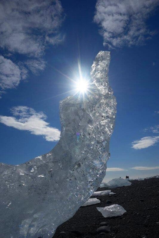 Morceau de glace avec reflet du soleil