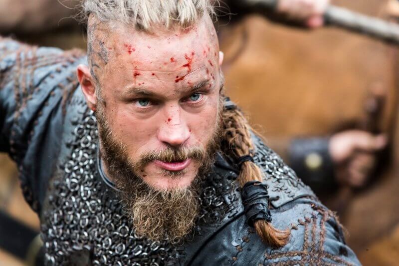 Un viking ressemblant à Ragnar Lodbrok de la série Vikings