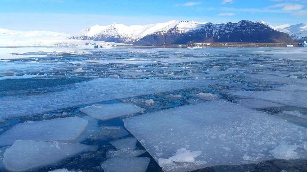 Montagnes et lac glacé en Islande