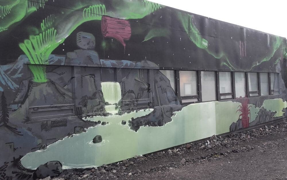 Beau street art d'aurores boréales en Islande
