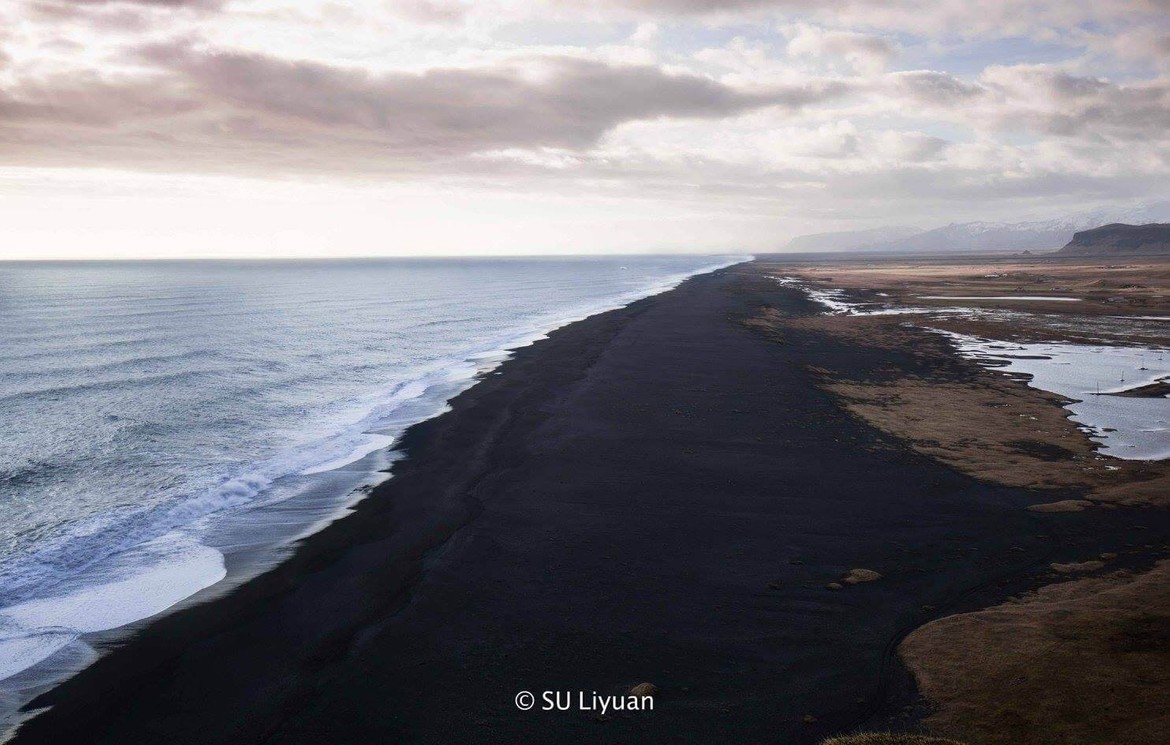 Vue sur la plage de sable noir en Islande