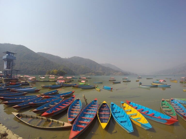Le lac à Pokhara avec ses bateaux